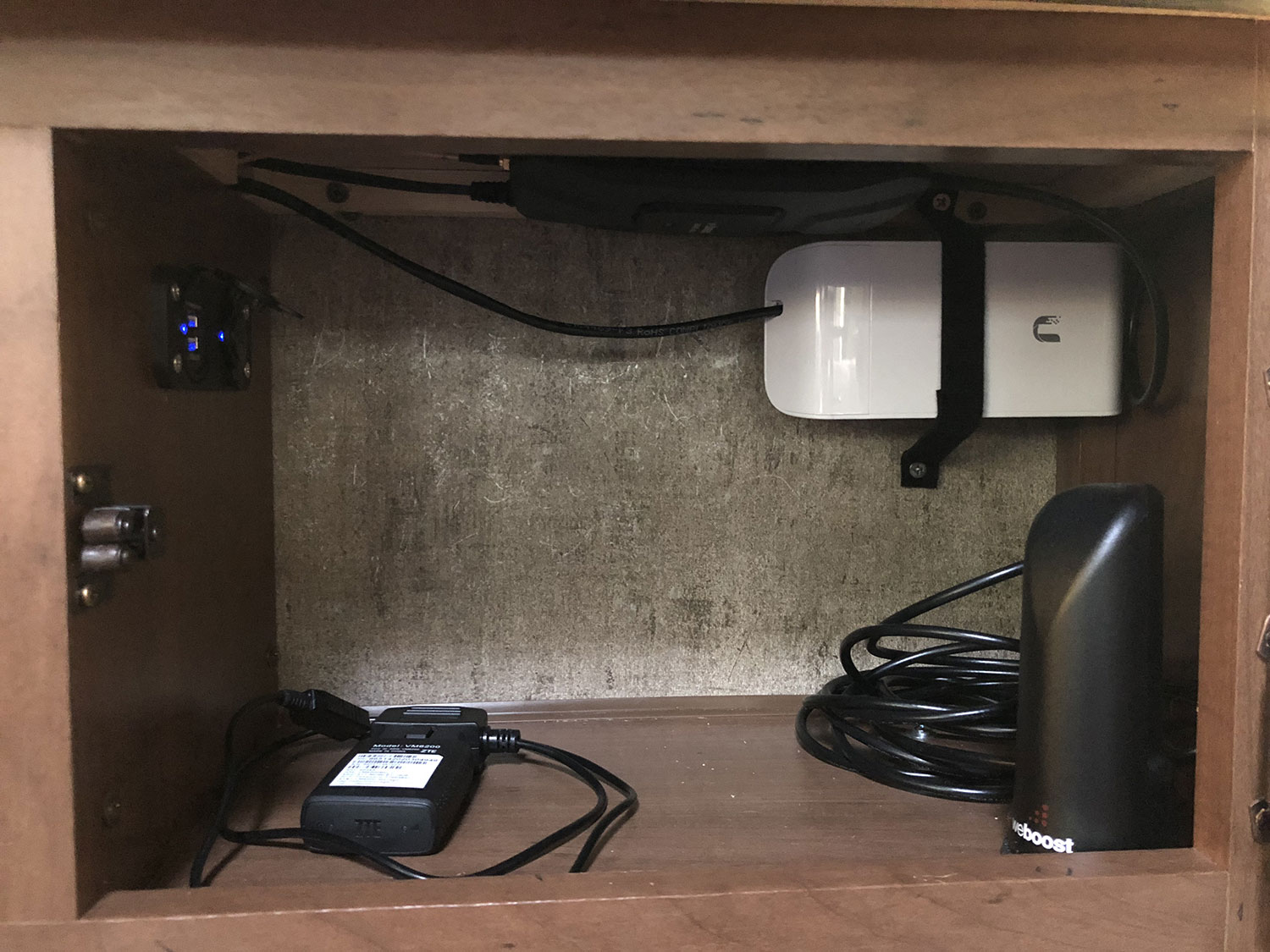 Photo of the Ubiquiti NanoStation loco M2 mounted